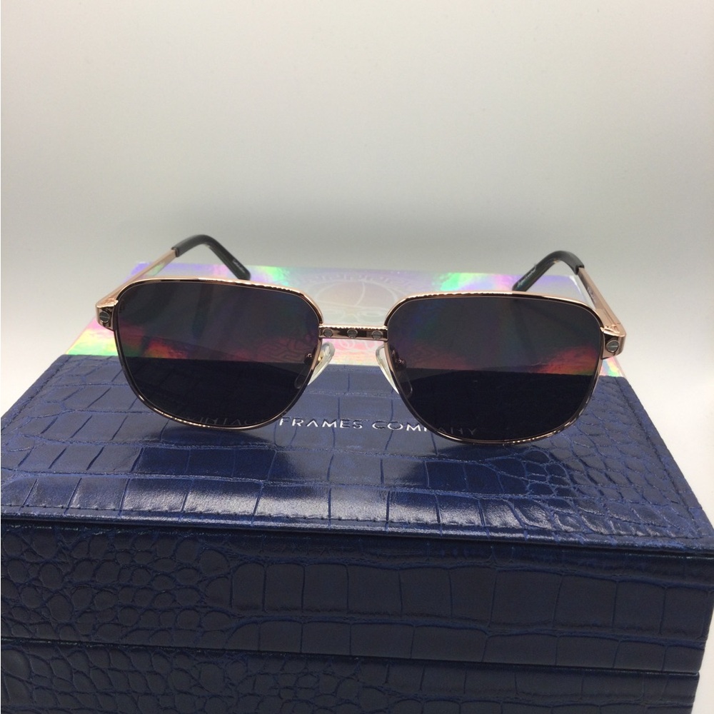 Holographic Iridescent Box